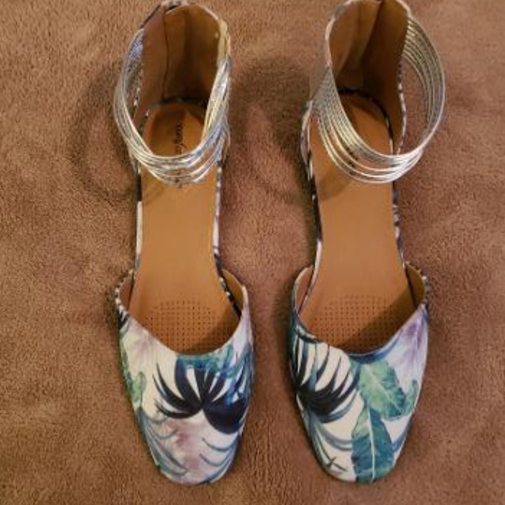 Excellent condition- floral flats